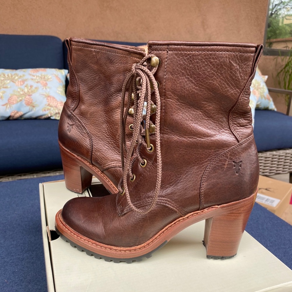 Frye Lucy lace up in chocolate size 7.5